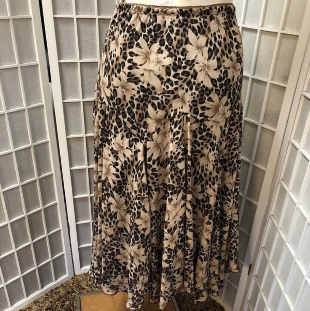 NewsWorthy, Woman, skirts,brown, Sz M, floral, lake, ruffled waist, A-line!